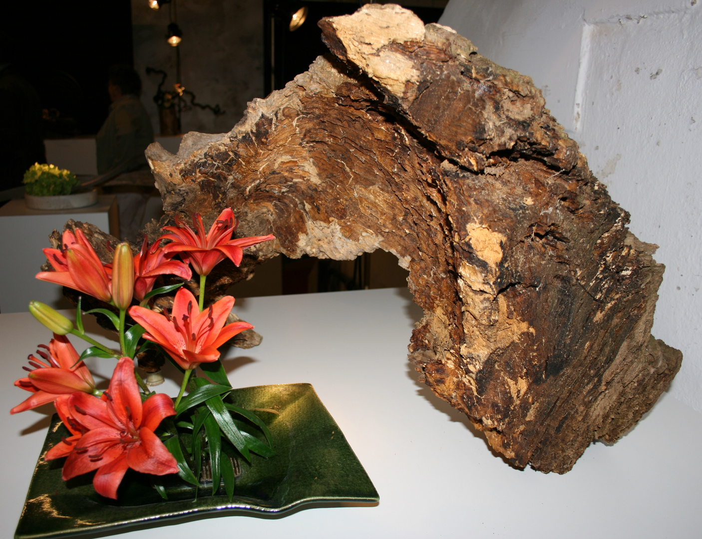 Ikebana - Holz trifft Lilie