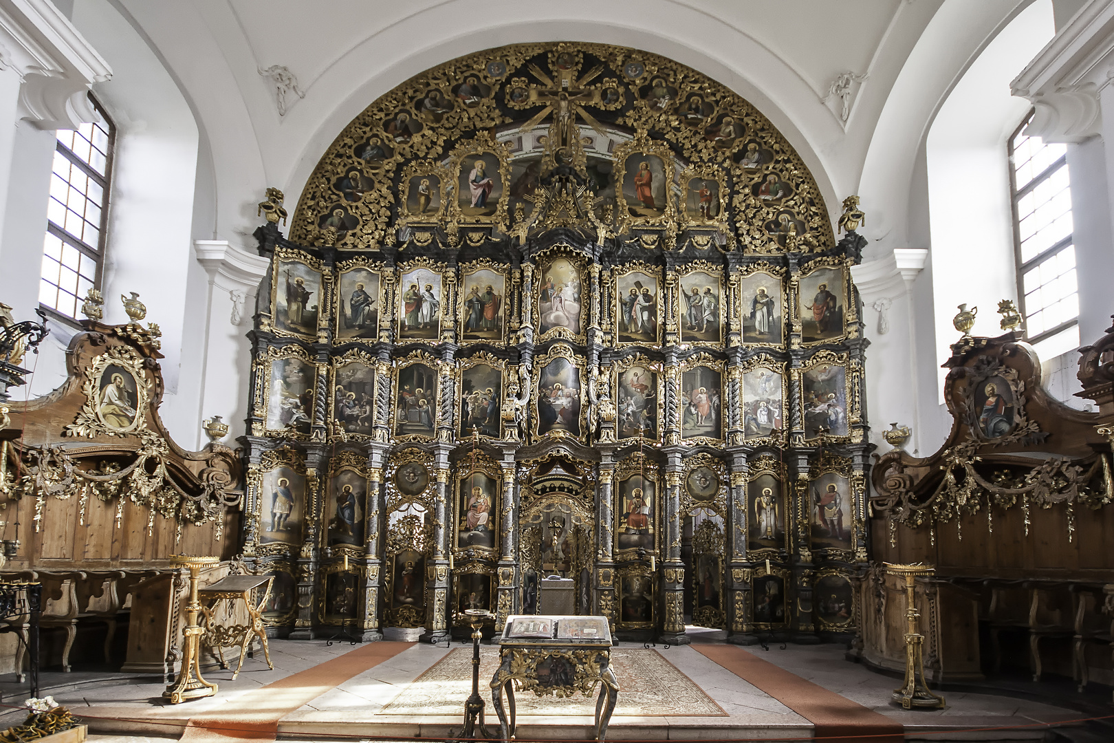 Ikonostase der serbischen Kirche in Eger