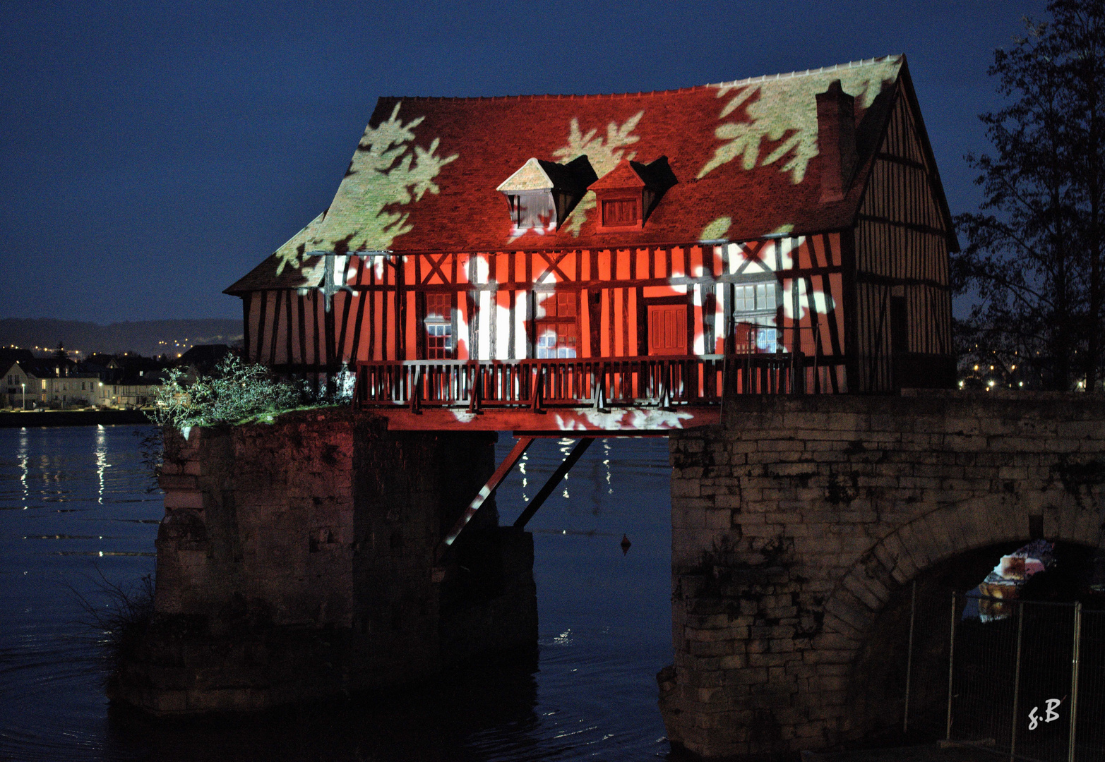 Il a neigé sur le vieux moulin