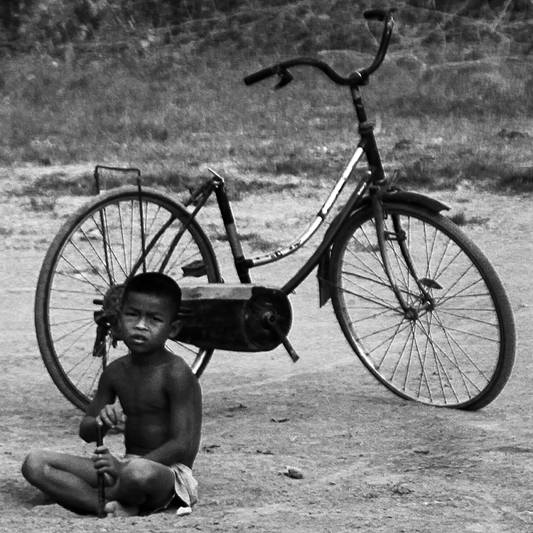 IL BAMBINO E LA BICICLETTA / A BOY AND A BIKE