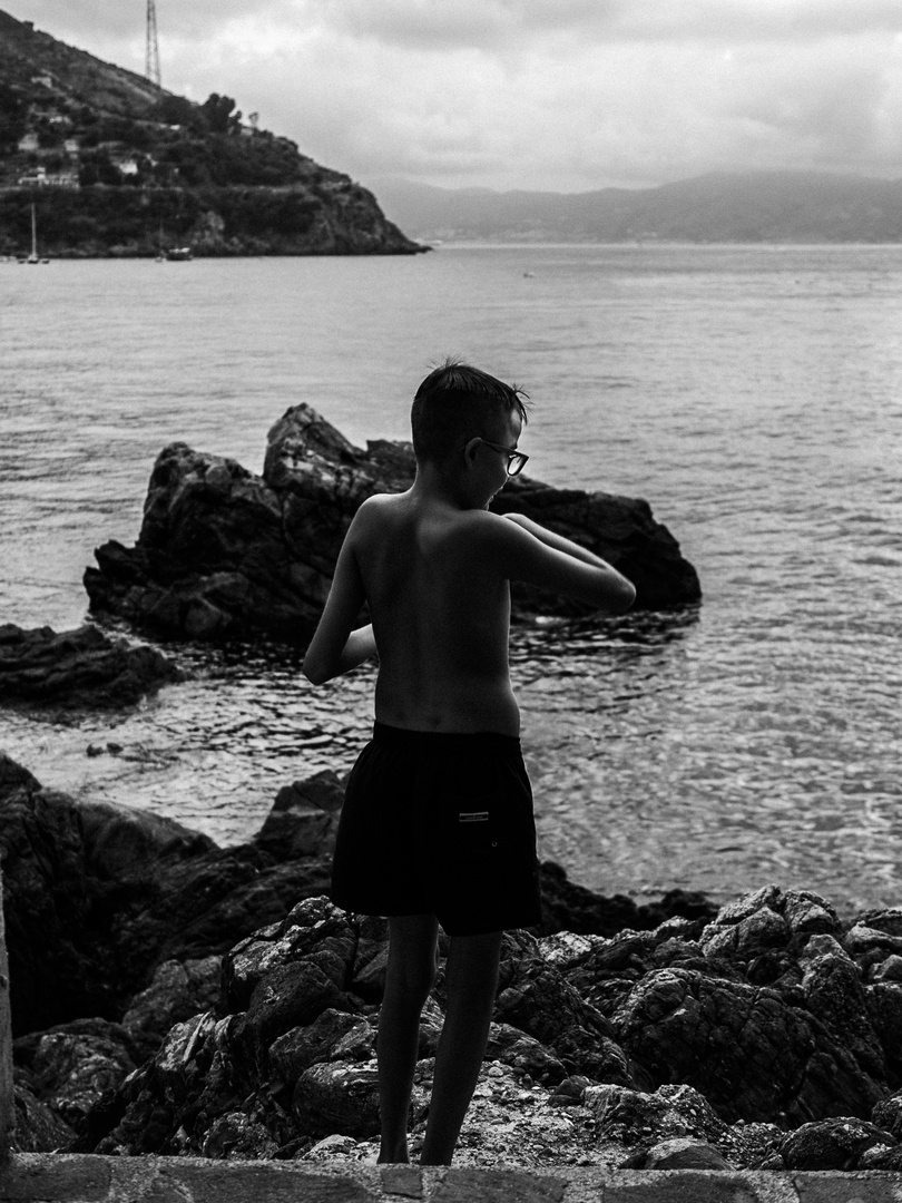 Il bambino in riva al mare 