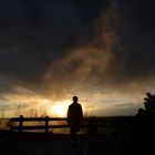 il bambino osserva i geyser al tramonto