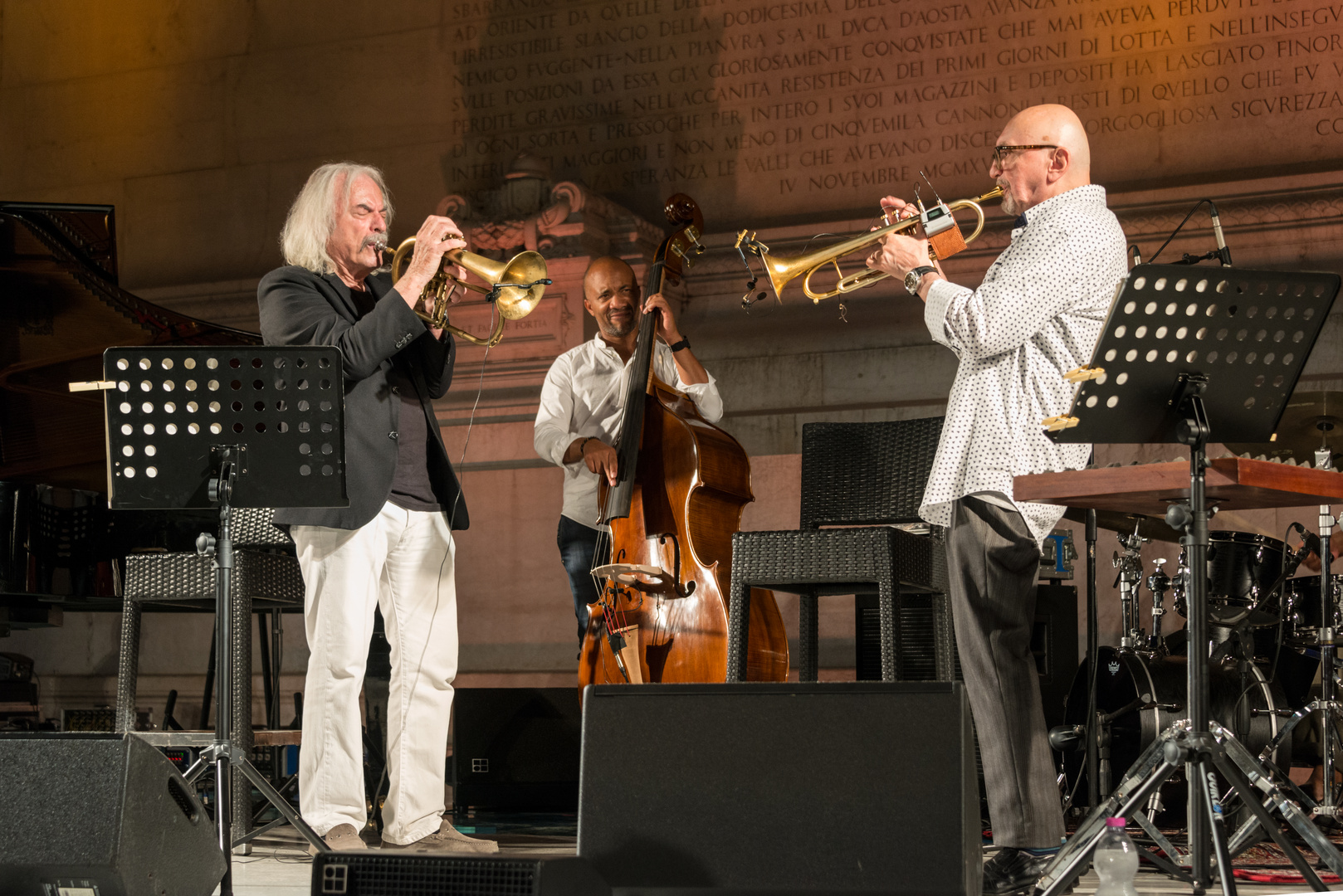 Il bassista tra le trombe di Enrico Rava e Tomasz Stanko e il bassista