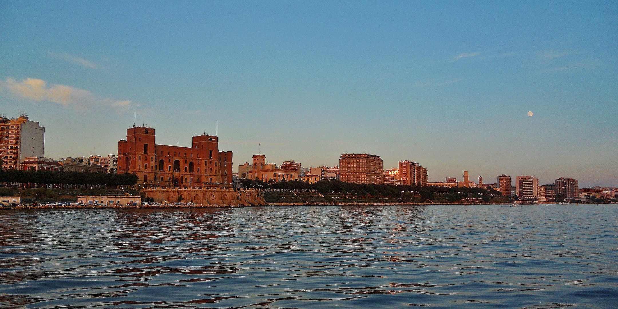 il bellissimo lungomare di Taranto visto da mar grande