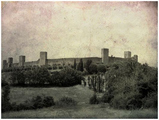 Il borgo fortificato.