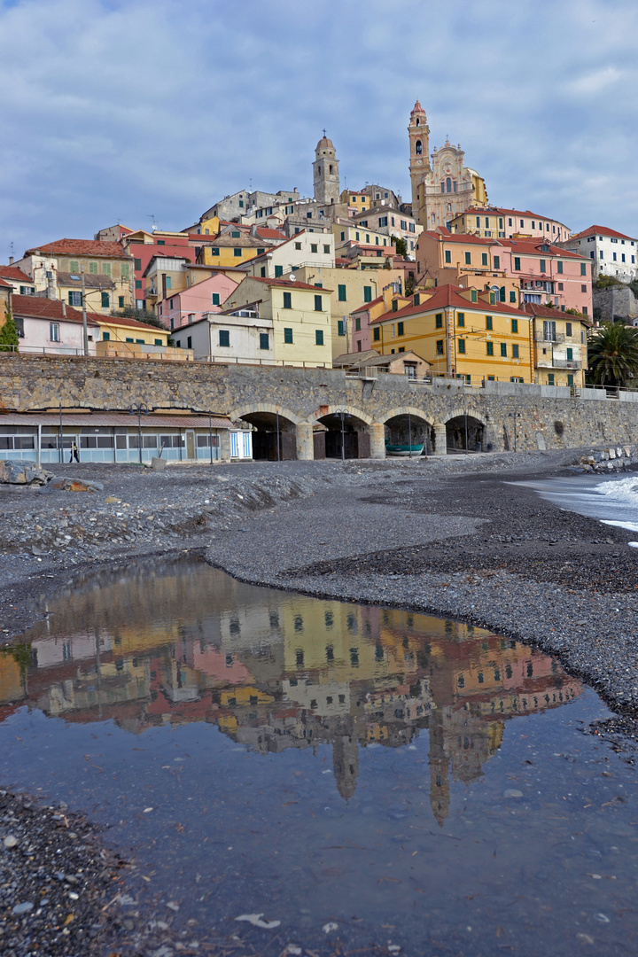 Il borgo riflesso nell pozzanghera in spiaggia