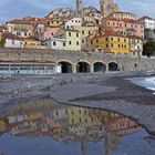 Il borgo riflesso nell pozzanghera in spiaggia