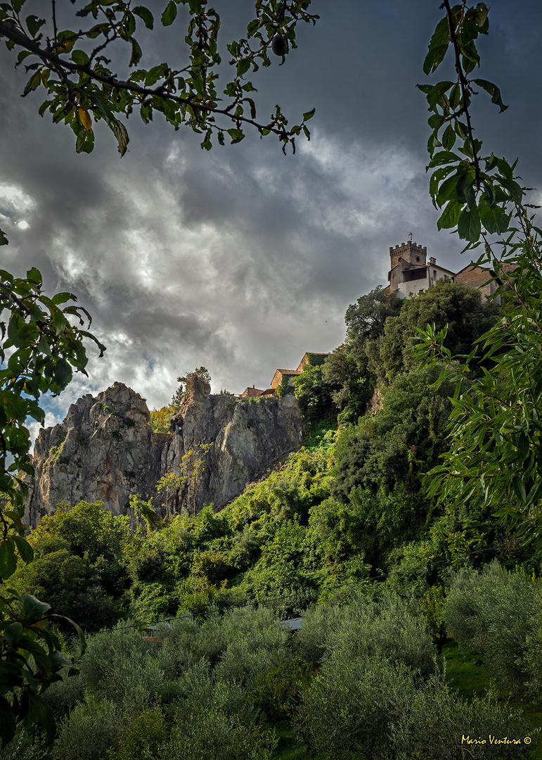 Il borgo sulle rocce