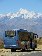 Il bus noleggiato per il trasferimento alla Cordillera Huayhuash