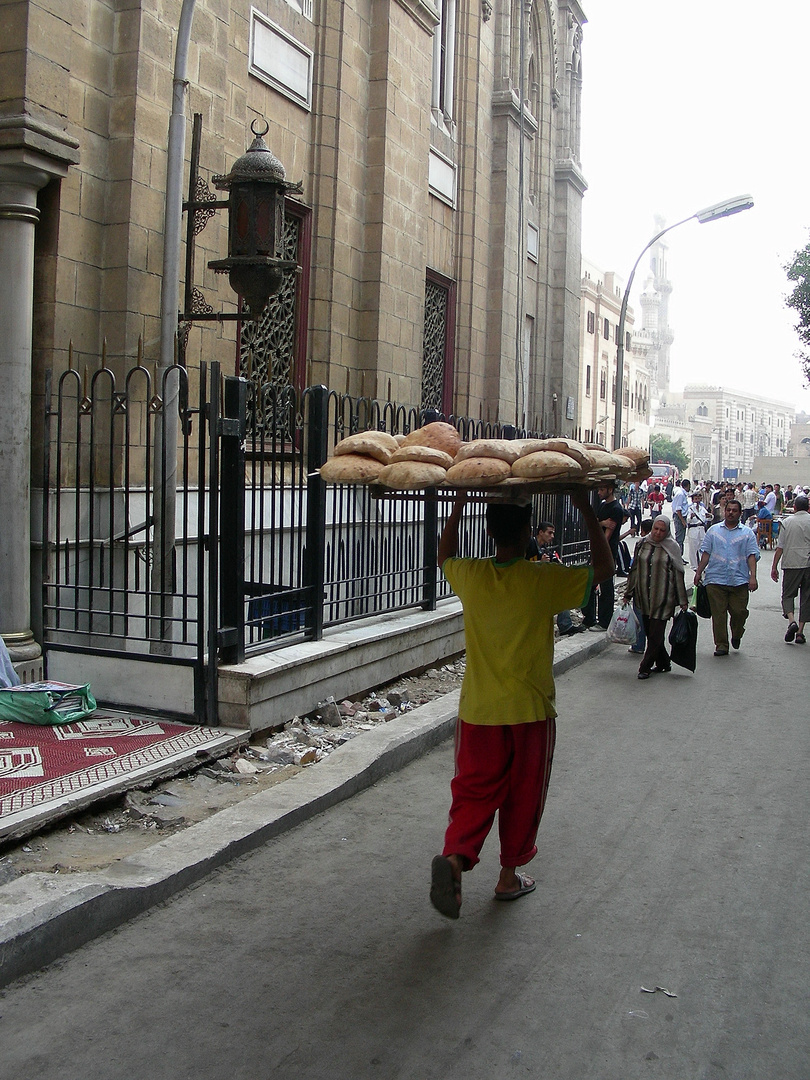 IL CAIRO, TRASPORTO PANE