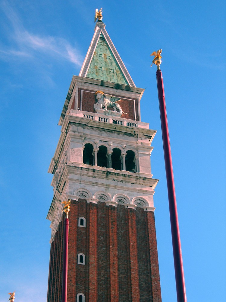 Il campanile di San marco nella sua imponenza