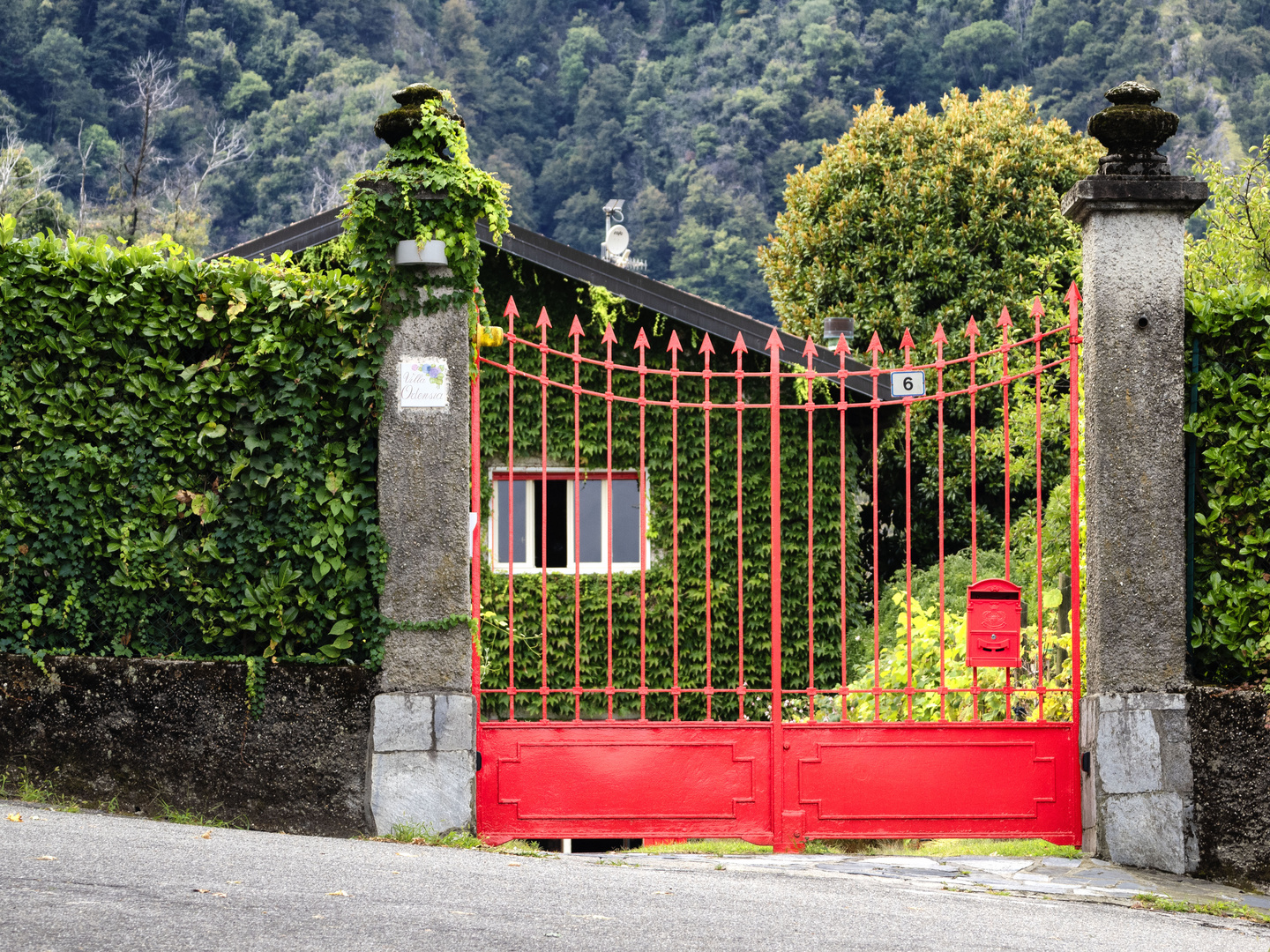 Il cancello rosso di Rasate