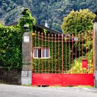 Il cancello rosso di Rasate