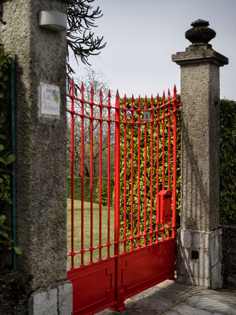 Il cancello rosso di Rasate