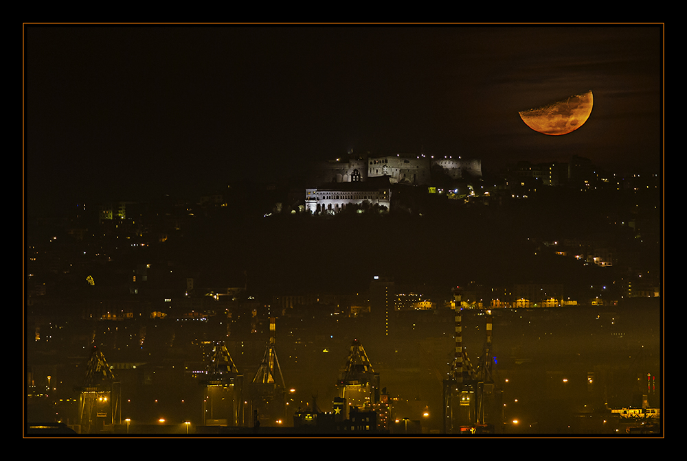 Il Castello, la luna e le gru