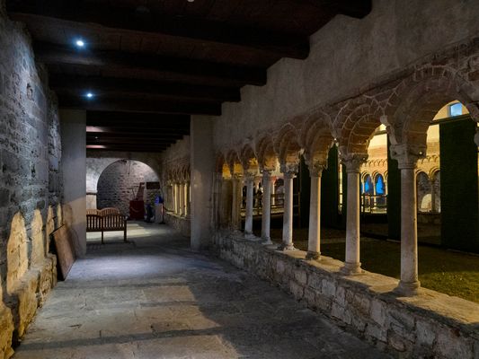 Il Chiostro di Voltorre di sera