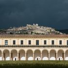 Il chiostro e il paese