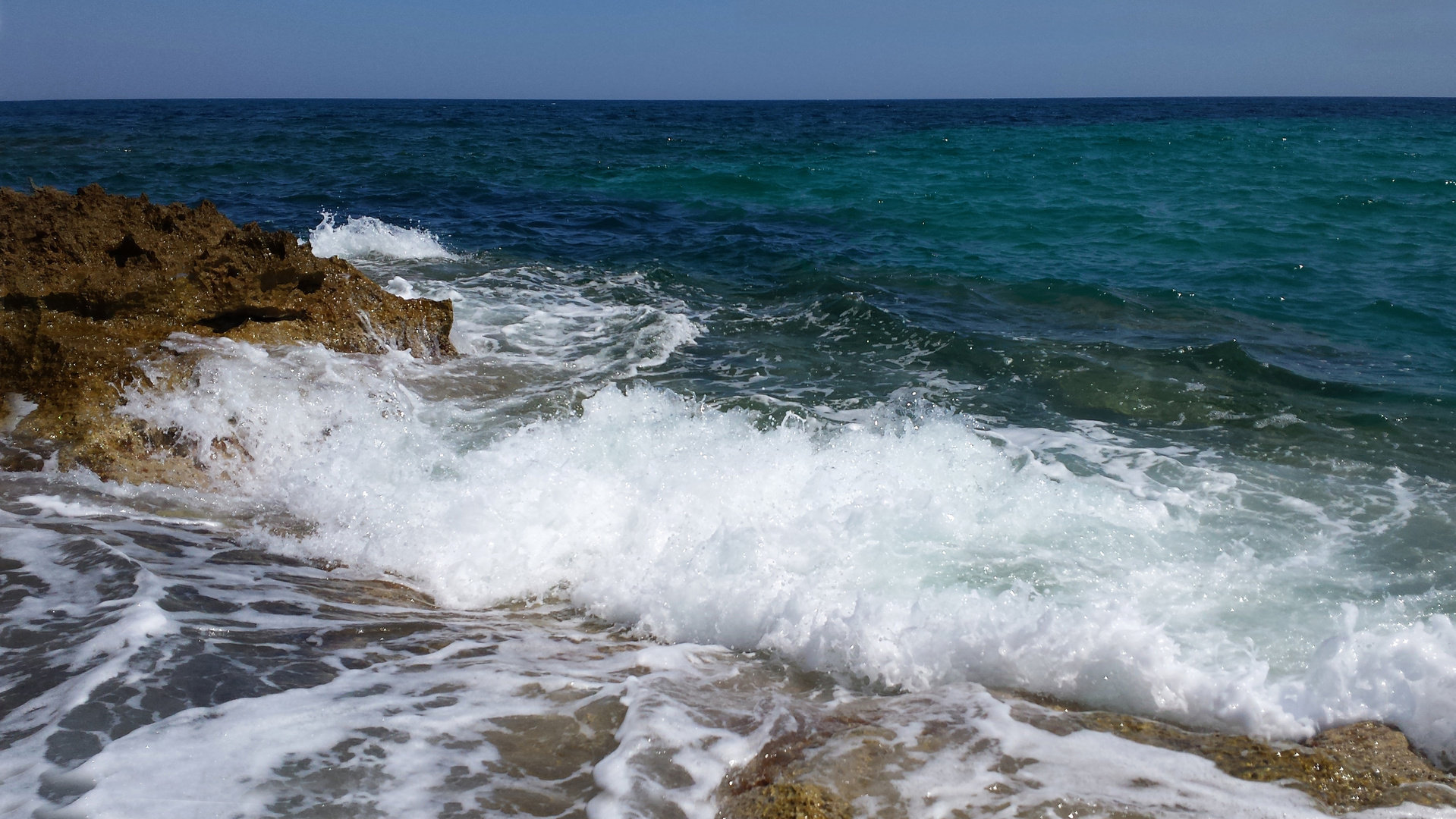 Il cielo azzurro il mare blu le onde bianche