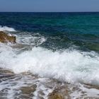 Il cielo azzurro il mare blu le onde bianche