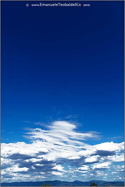 Il cielo e' blu sopra le nuvole