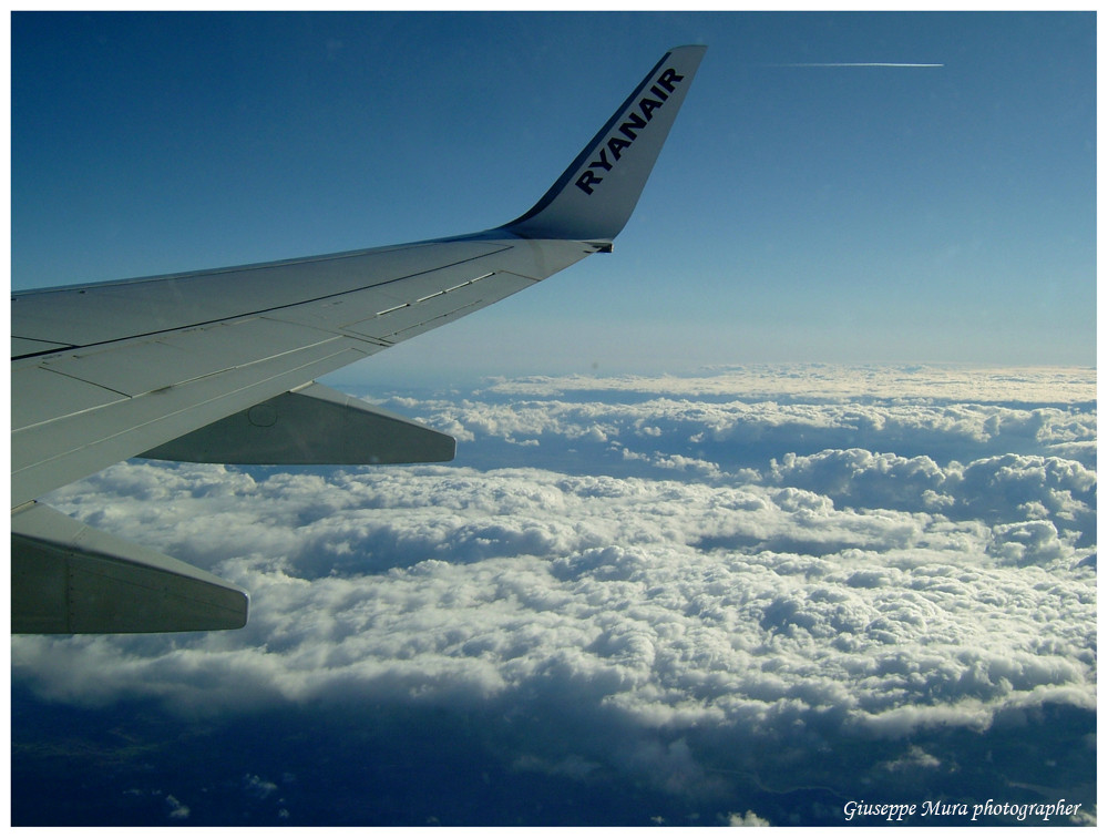 il cielo è blu sopra le nuvole