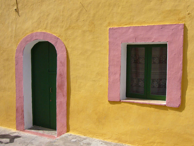 Il colore, la semplicità, l'ordine e l'allegria di una casa di Linosa