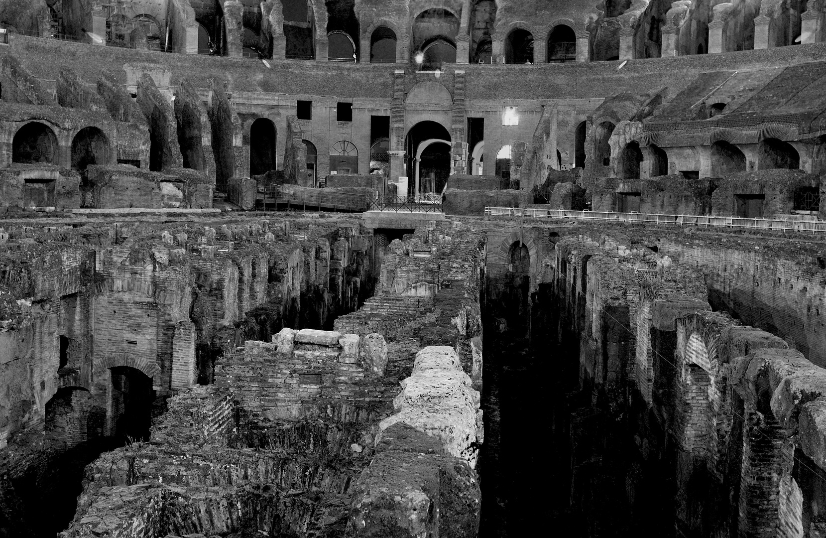 Il Colosseo come appare alla Luna ogni sera