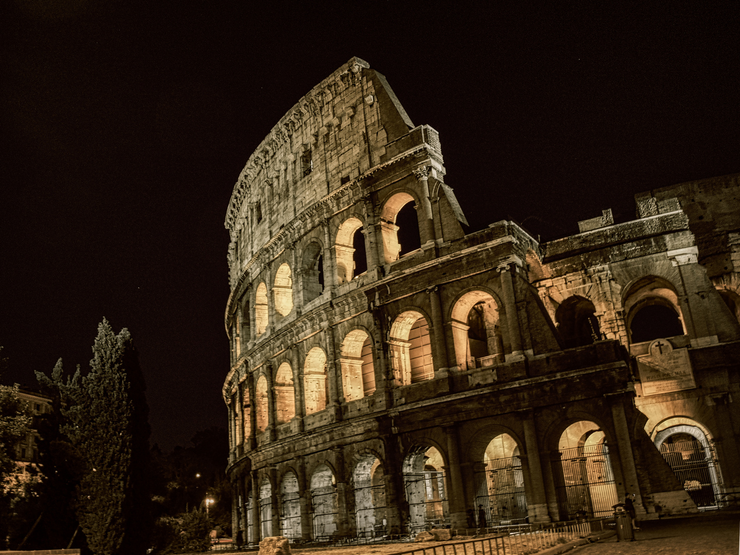 Il Colosseo di profilo