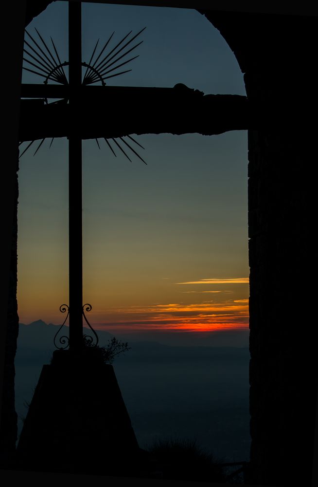 Il crocifisso con i colori del caldo tramonto.