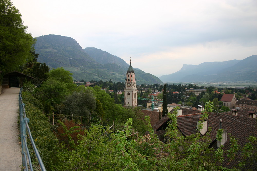 il duomo di Merano (BZ) visto da sopra la passeggiata Tappeiner...