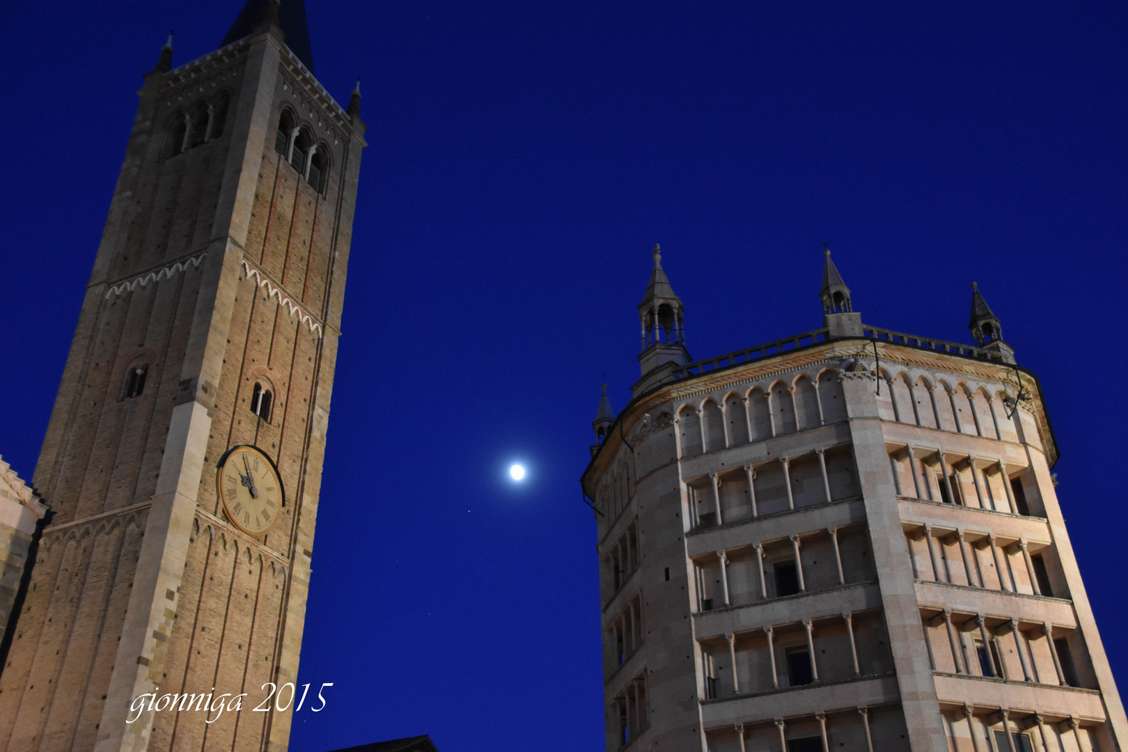 Il Duomo, il Battistero...e la luna.....