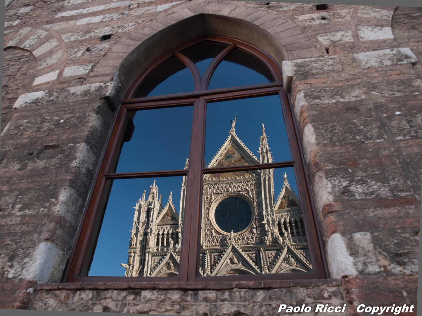 Il duomo riflesso nelle finestre del museo S. maria della Scala
