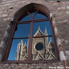 Il duomo riflesso nelle finestre del museo S. maria della Scala