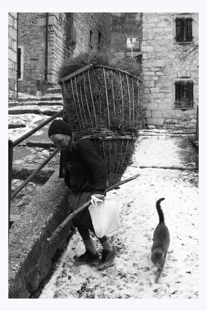 Il duro lavoro dei contadini in montagna...