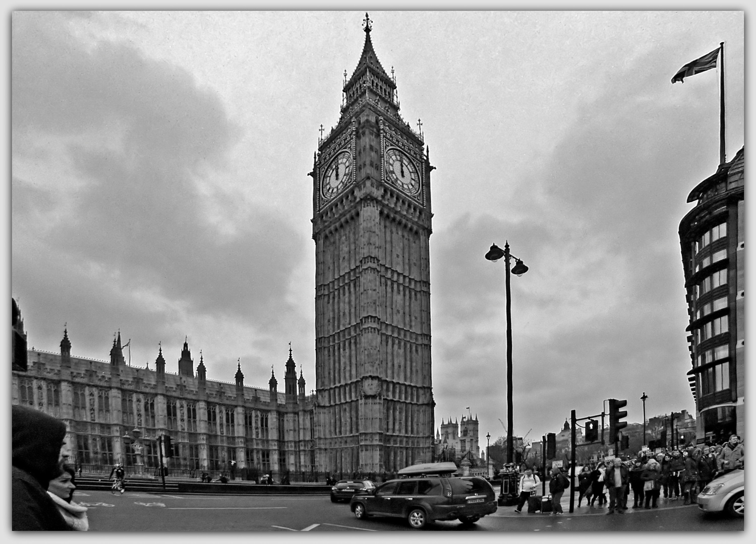 Il fait grise mine Big Ben : voilà que les Anglais conduisent à droite maintenant… !