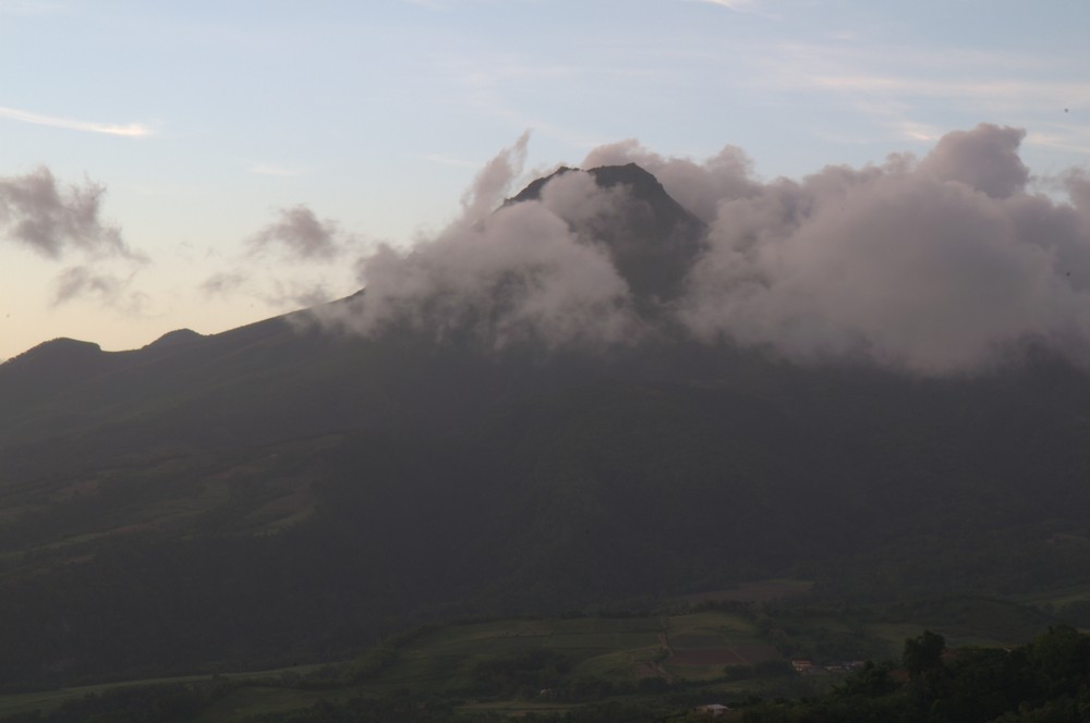 Il fait presque nuit sur la Pelée.