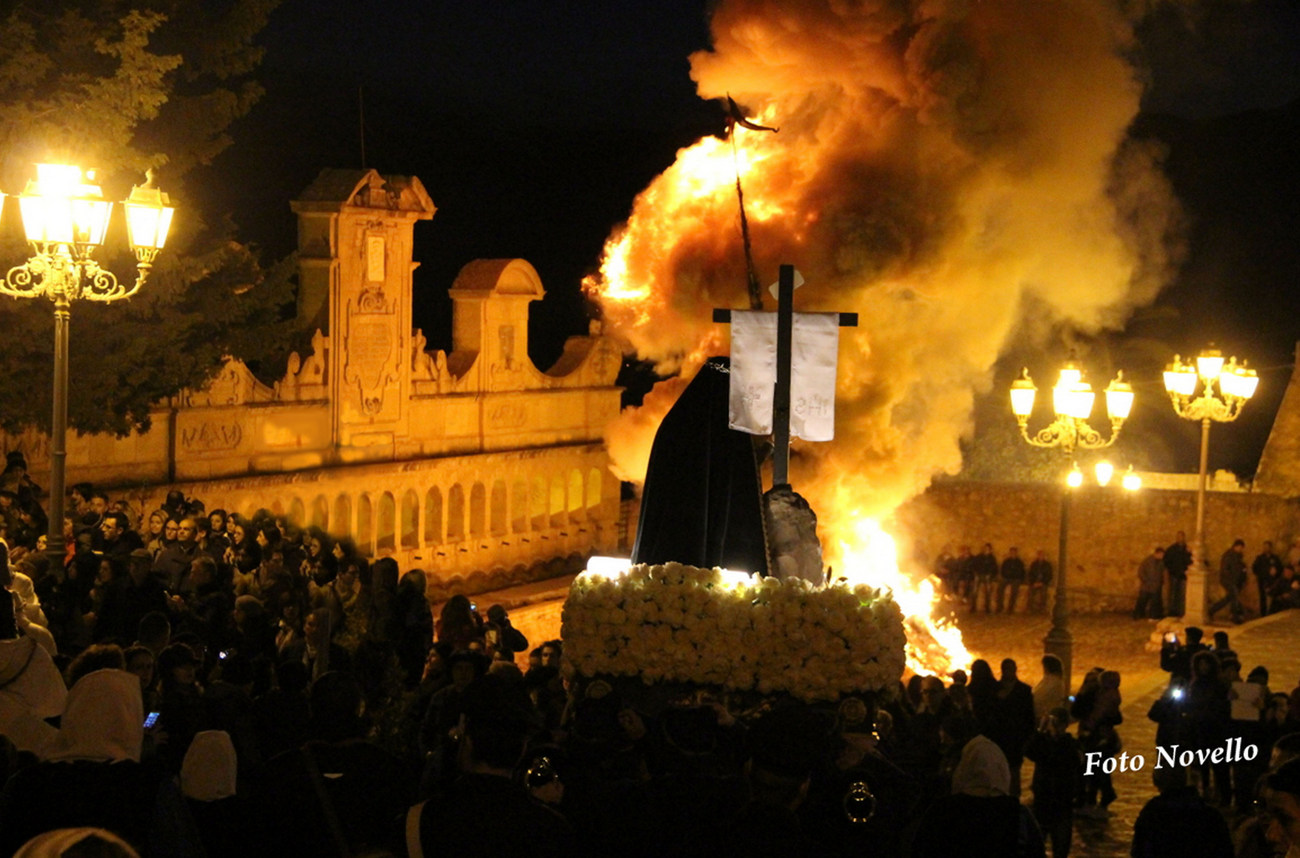 Il Falò. O in gergo Siciliano "LUMINARIA"