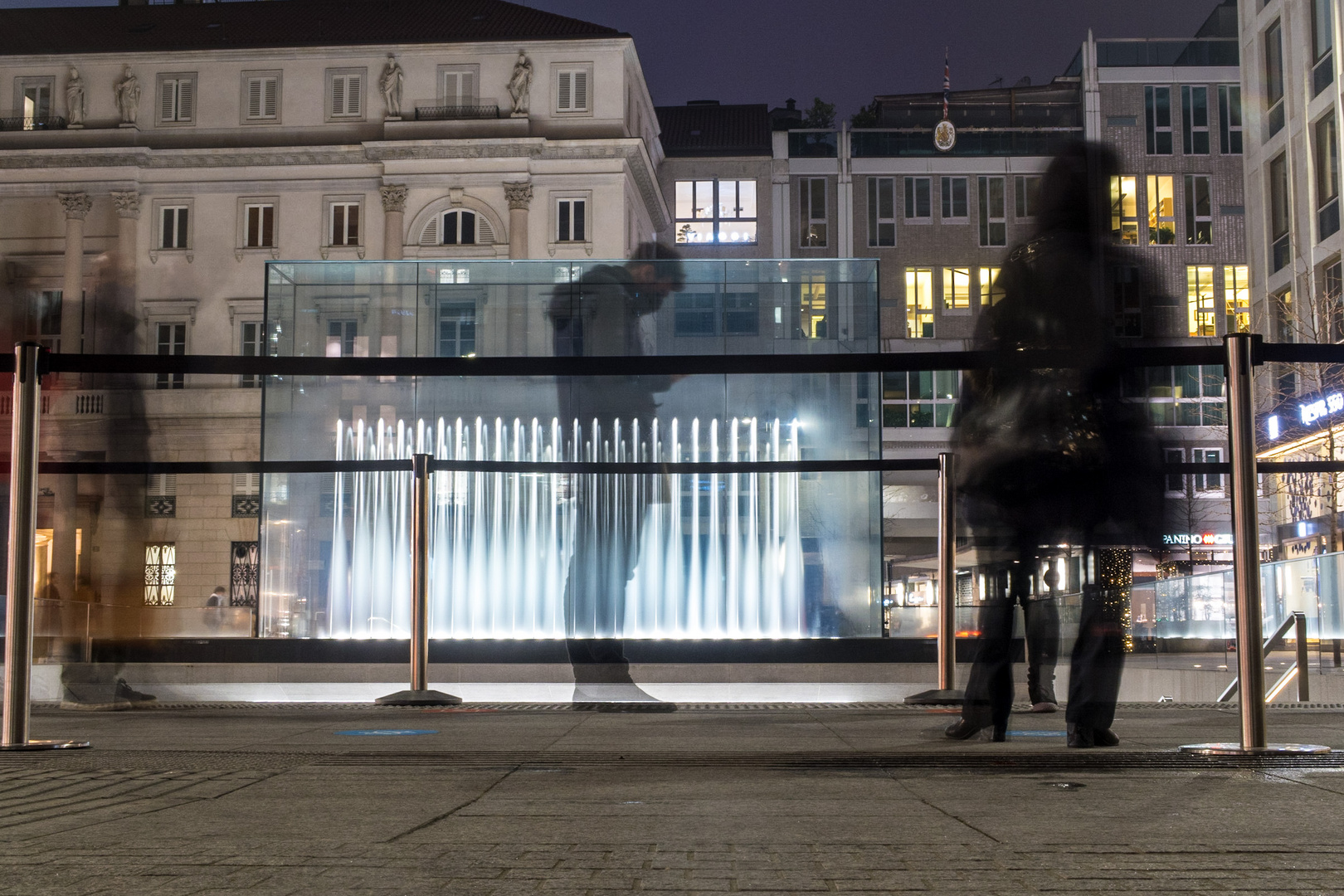 Il fantasma in coda all’Apple Store