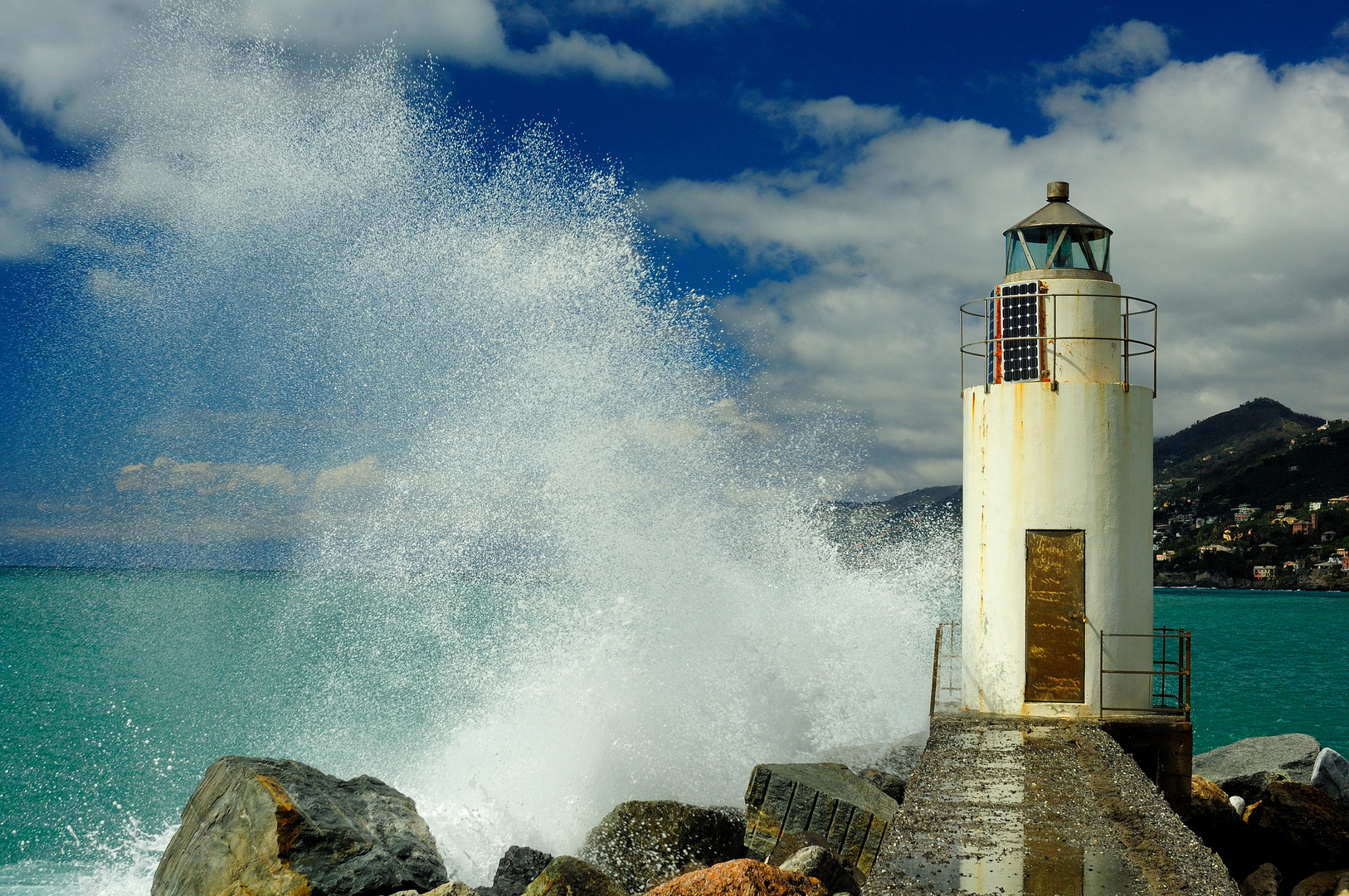 IL FARO E LE ONDE