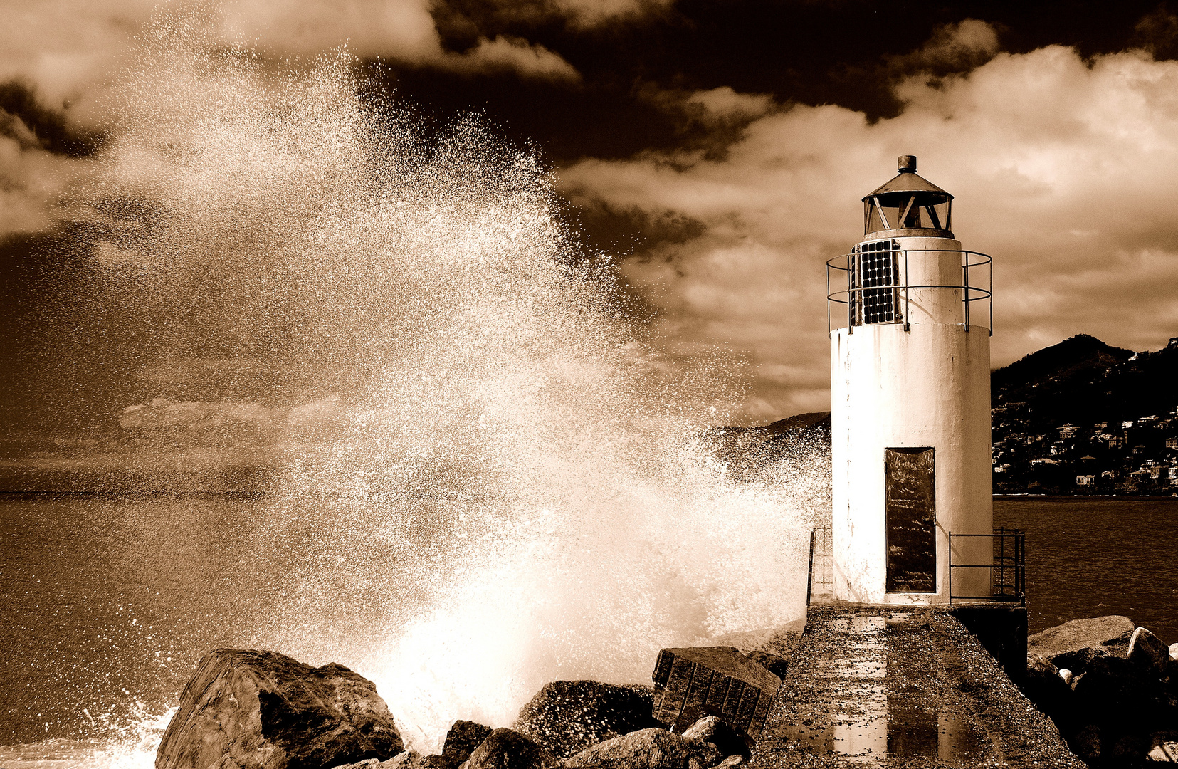 IL FARO E LE ONDE B&W