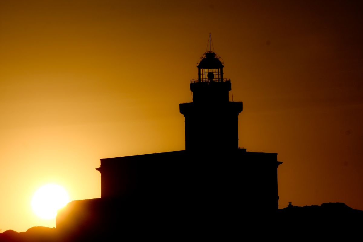 Il faro guarda il sole