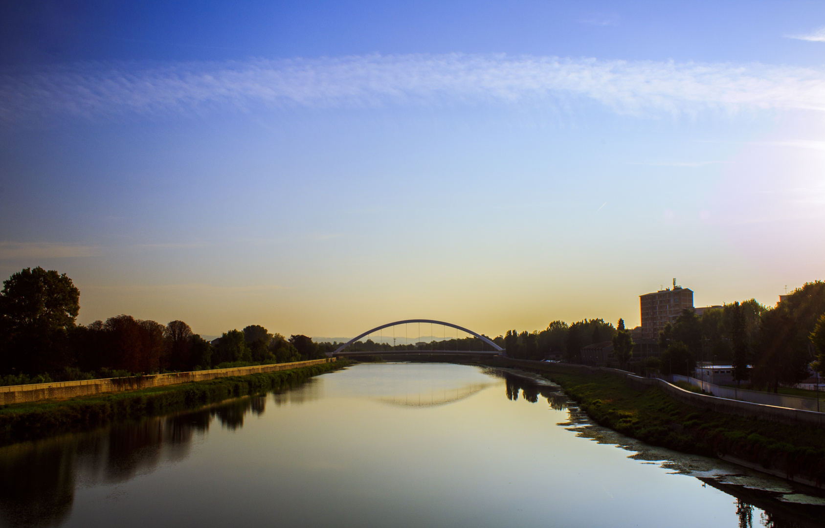 Il fiume all'alba