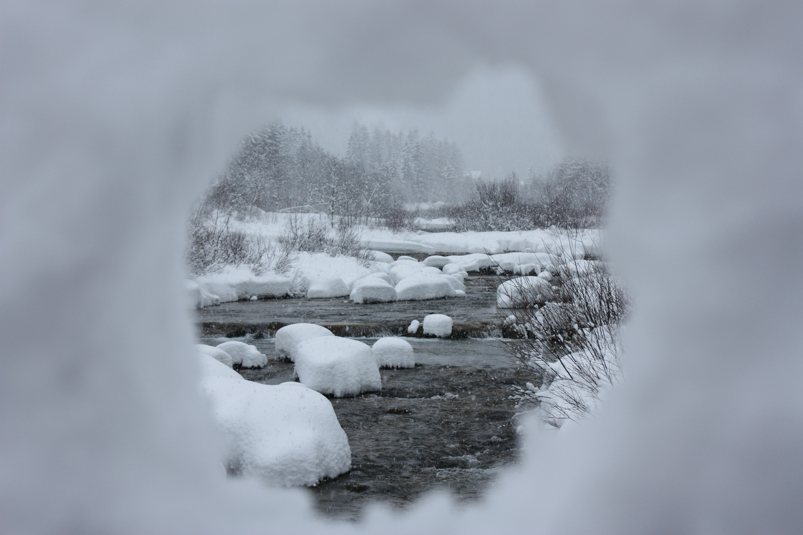 Il fiume attraverso la neve