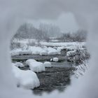 Il fiume attraverso la neve