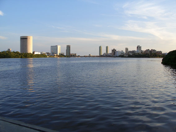 Il fiume Capibaribe e la cittá di Recife