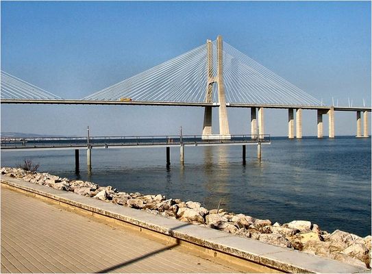 Il fiume Tejo con i suoi ponti
