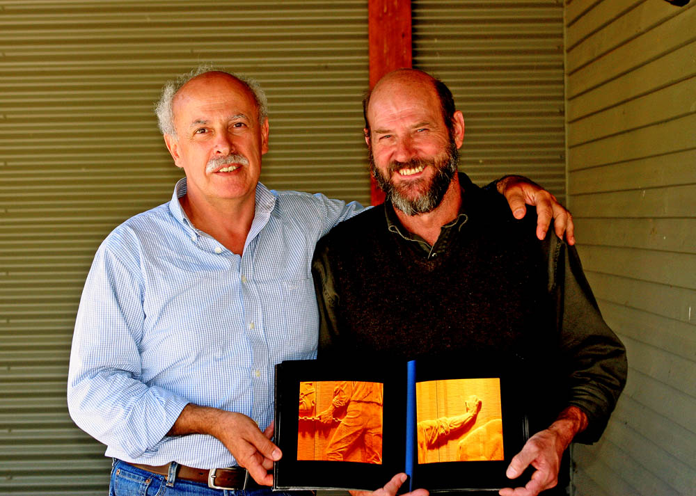 Il fotografo e lo scultore Greg Duncan at Derwent Bridge in heart of Tasmania