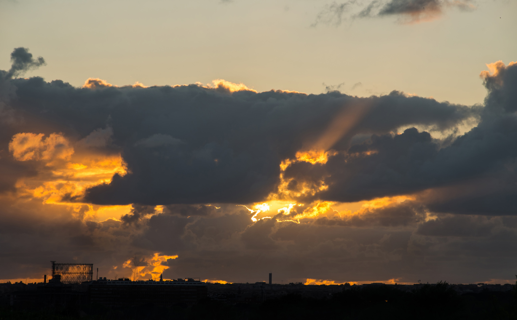 Il gazometro, il sole e qualche nuvola