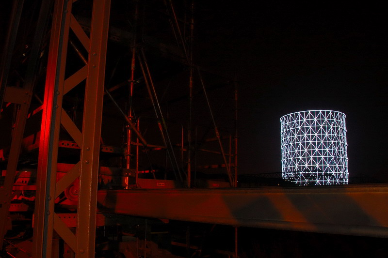 Il gazometro illuminato