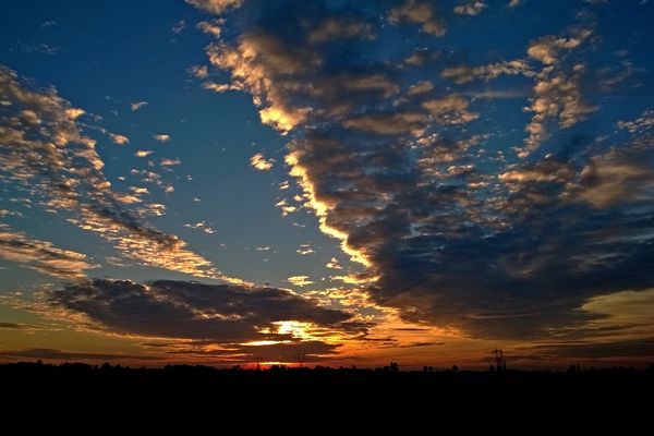 il giorno si spegne tra mille colori